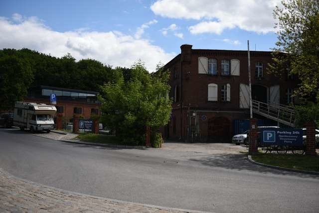 Najnowocześniejsze laboratorium konserwatorskie w Toruniu powstało w budynku widocznym w głębi. Obiekt z pierwszego planu nadal czeka na zagospodarowanie