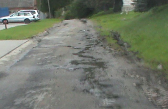 Kadr z filmu zrobionego przez mieszkańca gminy przedstawia stan drogi w Ściennem.