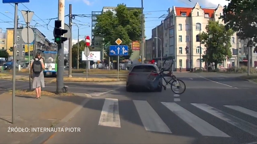 Rowerzysta wjechał w mercedesa na pl. Kościuszki w Szczecinie i chciał odjechać. Zobacz wideo