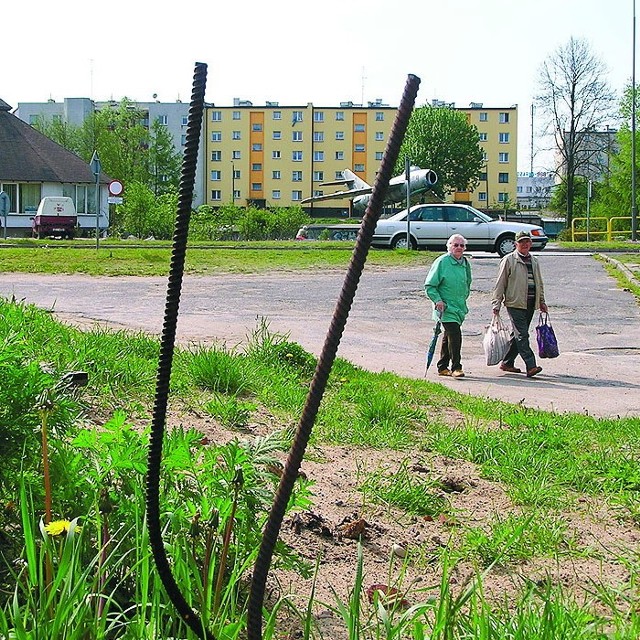 Wystające zbrojenia na nieogrodzonej budowie przy ulicy Wybickiego w Miastku. 