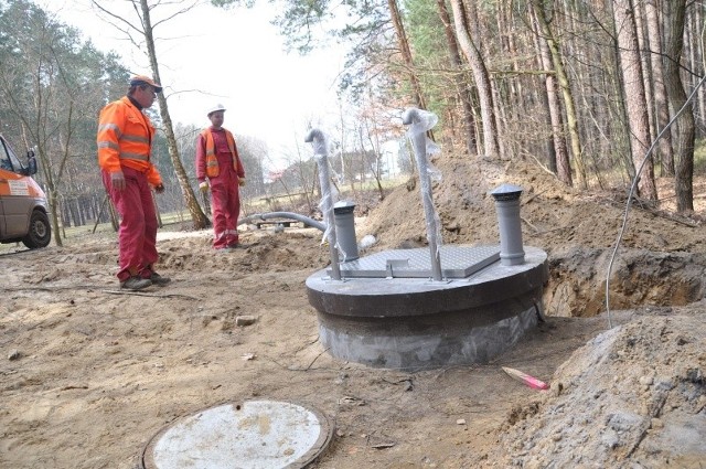 Prace na brzegu północnym jeziora mają się ku końcowi. Na zdjęciu widać gotową już pompownię przy ośrodku "U Niedźwiedzia".