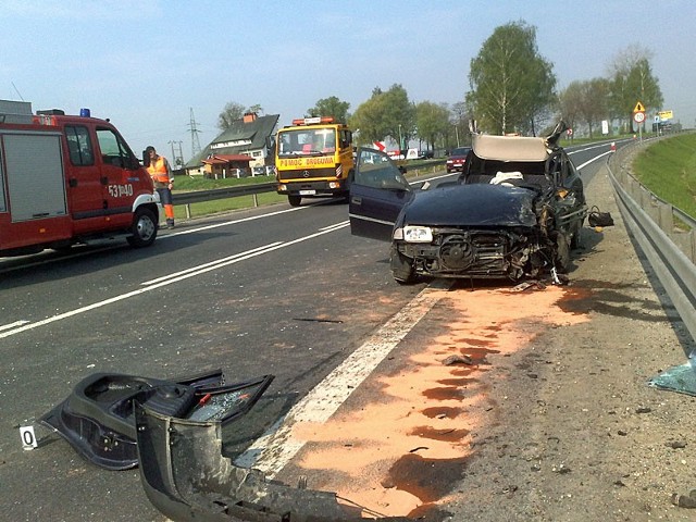 Zdjęcie z miejsca wypadku. Kierująca oplem kobieta zginęła.