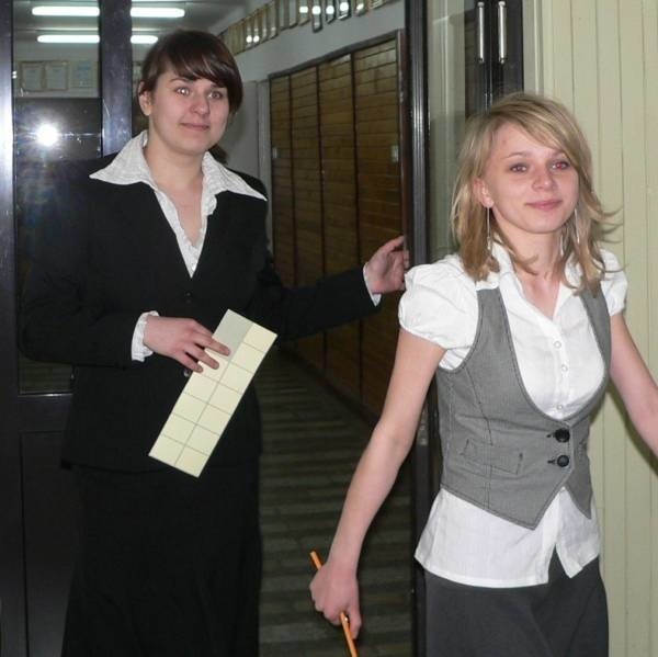 Maturzyści z Zespołu Szkłół numer 2 w Stalowej Woli tuż po egzaminie w większości wyglądali na zadowolonych.