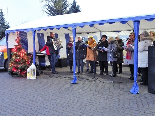 W niedzielę (15 grudnia) odbył się jarmark świąteczny w Lipnicy. Na stoiskach można było kupić ozdoby, upominki, dekoracje, w tym piękne i ciekawe rękodzieło. W czasie jarmarku nie zabrakło pysznych ciast, pasztecików i barszczu. Kolędy zaśpiewali uczniowie ze szkół w Lipnicy, Borowego Młyna i Brzeźna Szlacheckiego. 