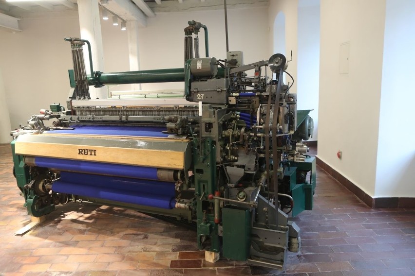 Wielka mobilizacja w muzeum włókiennictwa w Łodzi, ogromne maszyny są przenoszone z magazynu do sal wystawienniczych