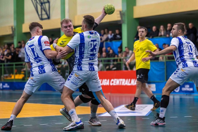 Handball Stal Mielec (biało-niebieskie stroje) pewnie ograł Orlen Upstream SRS Przemyśl.