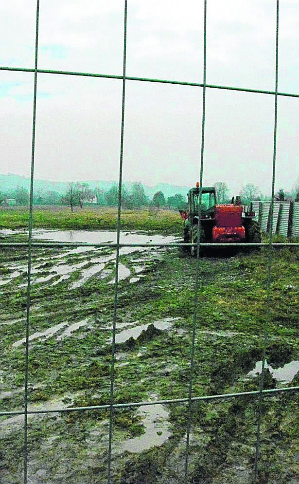 Na terenie budowy pozostała tylko jedna koparka