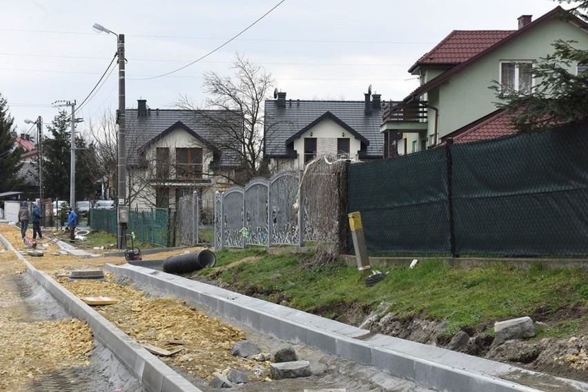 Przebudowa drogi w Sierczy. Prace idą zgodnie z planem [ZDJĘCIA]