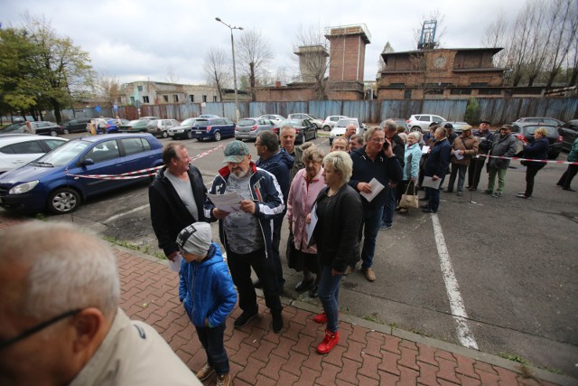 Pierwszego dnia składania wniosków kolejki były ogromne. Zobaczcie zdjęcia spod katowickiej kopalni Wieczorek.