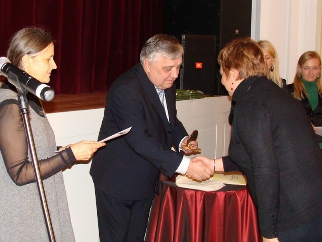 Rektor Uniwersytetu Przyrodniczo-Humanistycznego profesor dr hab. Antoni Jówko wręcza medal Małgorzacie Bartosiak, dyrektorce niepublicznego przedszkola Niezapominajka w Radomiu.