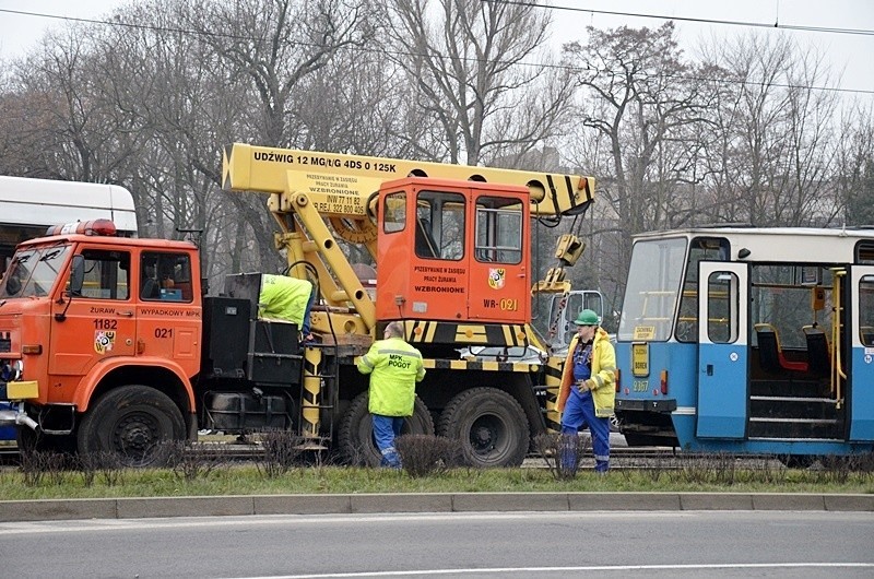 Wrocław: Wykolejenie tramwaju na pl. Dominikańskim (FOTO, OBJAZDY)