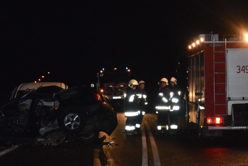Tragiczny wypadek w Steklinie na drodze krajowej nr 10. Zderzenie dwóch samochodów. Jedna osoba nie żyje