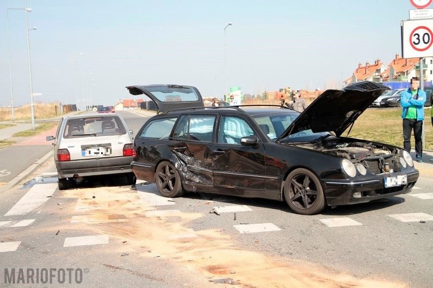 Mercedes zderzył się z fiatem na skrzyżowaniu Alei...