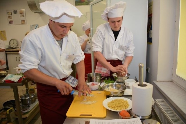 Dawid Stanisławek (z lewej) i Łukasz Swojak pochodzą ze Starachowic. Na co dzień uczą się zawodu kucharza. Wczoraj chłopcy przystąpili do konkursu. Jednym z zadań było przygotowanie obiadu domowego.