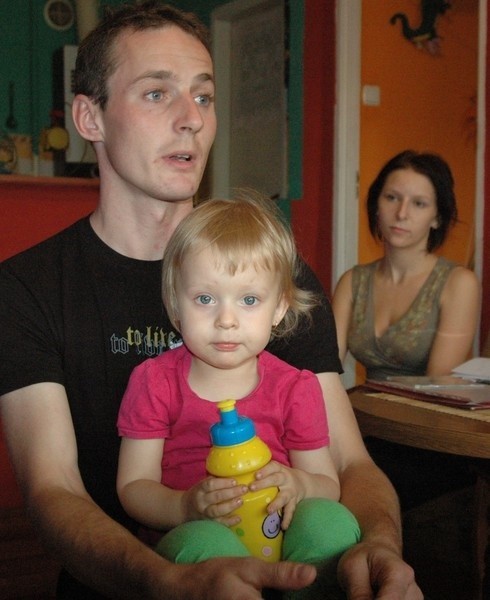 Marcin Matras i jego żona Izabela boleją nad tym, że do ruiny musieliby się wprowadzić z dwuletnią córeczką