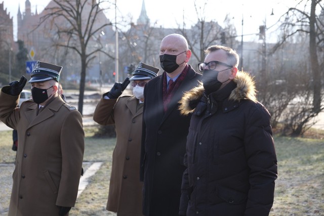 Kwiaty pod pomnikiem pod pomnikiem "Ku Czci Poległych i Pomordowanych przez hitlerowskiego najeźdźcę w latach 1939-1945" złożyli prezydent Michał Zaleski i przewodniczący Rady Miasta Marcin Czyżniewski oraz major Ireneusz Bandura i pułkownik Remigiusz Zieliński z Centrum Szkolenia Artylerii i Uzbrojenia, przy udziale asysty wojskowej