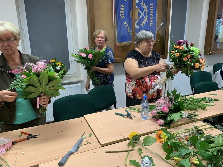 Seniorki z Makowca w gminie Skaryszew potrafią przygotować piękne wiązanki kwiatów
