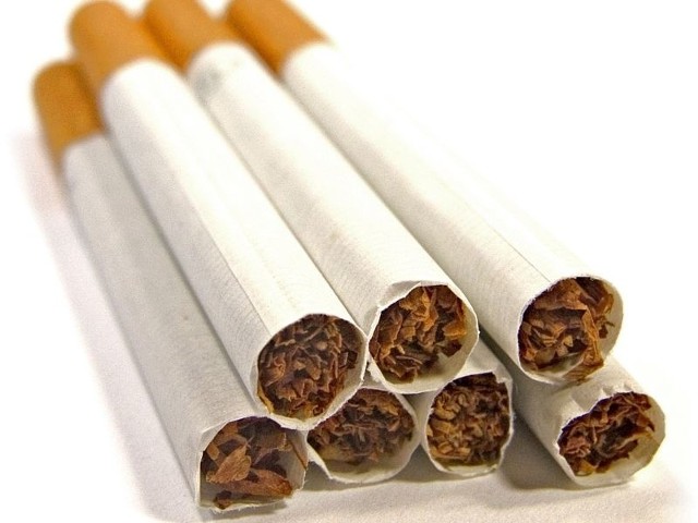 13.239 - tyle paczek papierosów oskarżeni przechowywali w dwóch samochodach
