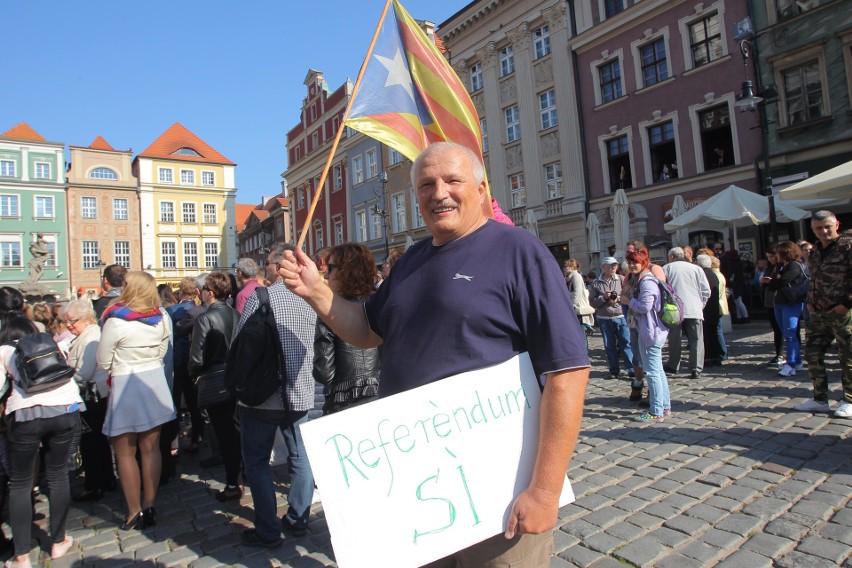 Andrzej Sałaciak z flagą Katalonii na poznańskim Starym...