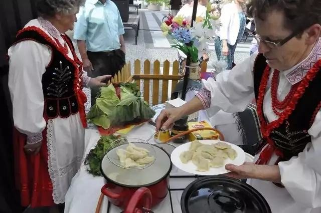 Smakołyki przygotowały panie z kół gospodyń wiejskich z Tymienicy, Maruszowa, Krzyżanówki i Szymanowa oraz Stowarzyszenie "Senior" z Rzeczniowa