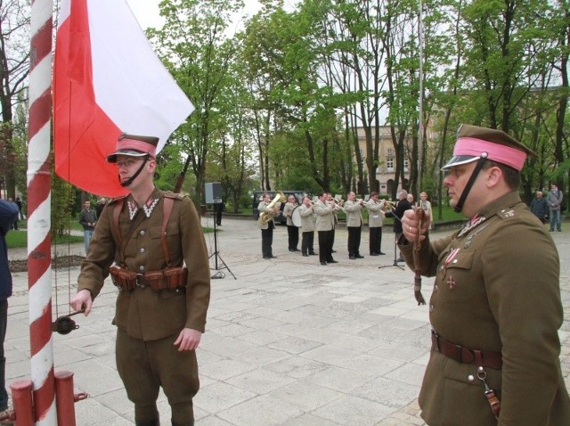 Ułani z Kieleckiego Ochotniczego Szwadronu Kawalerii im. 13 Pułku Ułanów Wileńskich wciągnęli flagę pod Pomnikiem Czynu Legionowego.