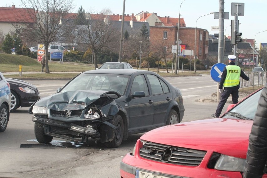 Wypadek na skrzyżowaniu w Kielcach. Dwa auta rozbite 