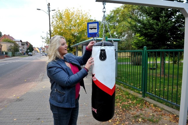 Sposób na wandali? Zamiast niszczyć przystanek - walnij w worek! Na taki pomysł wpadła Małgorzata Siemianowska, sołtys Trzebieży w gminie Police. Przystanek autobusowy i tablica ogłoszeniowa przy ulicy WOP w Trzebieży były regularnie dewastowane. Pani sołtys zdecydowała o zamontowaniu obok przystanku worka bokserskiego. - Mam nadzieję, że osoby, które wyżywały się na wiacie przystankowej, dadzą teraz upust swym złym emocjom i frustracjom dnia codziennego, bijąc w worek, a nie w przystanek - uważa pani Małgorzata.Czytaj więcej: Nudzisz się? Uderz worek, nie niszcz przystankuZobacz również: Jak się żyje w kontenerze w centrum Szczecina? Dzień drugi [WIDEO]