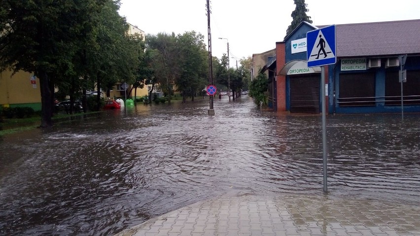 Burza w Łódzkiem 29.07.2018. Zalane Pabianice, zablokowane drogi, mieszkańcy bez prądu [ZDJĘCIA, FILM]