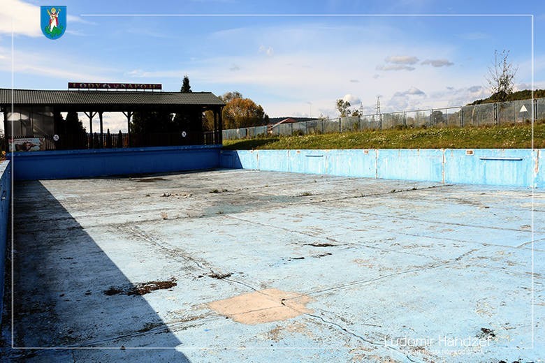 Nowy Sącz. Zaniedbany basen nad Łubinką dostanie nowe życie? Ogłoszono przetarg na przebudowę obiektu [WIZUALIZACJE]