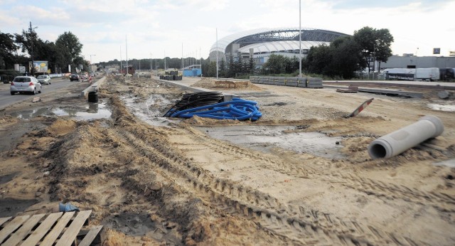 Praca przed stadionem wre. Okolice poznańskiej areny sportowej nadal przypominają wielki plac budowy