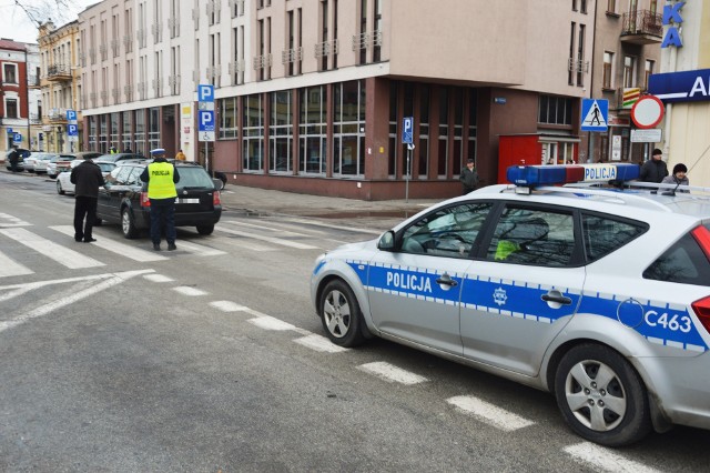 Do niebezpiecznego zdarzenia doszło dziś na jezdni przy placu Wolności we Włocławku.- Kierowca volkswagena passata na przejściu dla pieszych potrącił 69-letnią kobietę. Kierowca (lat 58) był trzeźwy. Starsza pani ze złamaniami została przewieziona do szpitala. Zdarzenie zakwalifikowano jako wypadek - informuje nas nadkom. Małgorzata Marczak, rzecznik KMP Włocławek.Policja ustala okoliczności wypadku. Nieoficjalnie dowiedzieliśmy się, ze kierowca miał mówić o nagłym wtargnięciu kobiety na przejście, stad nie zdążył wyhamować. Noś odblaski także w mieście. Policja apeluje do pieszych.