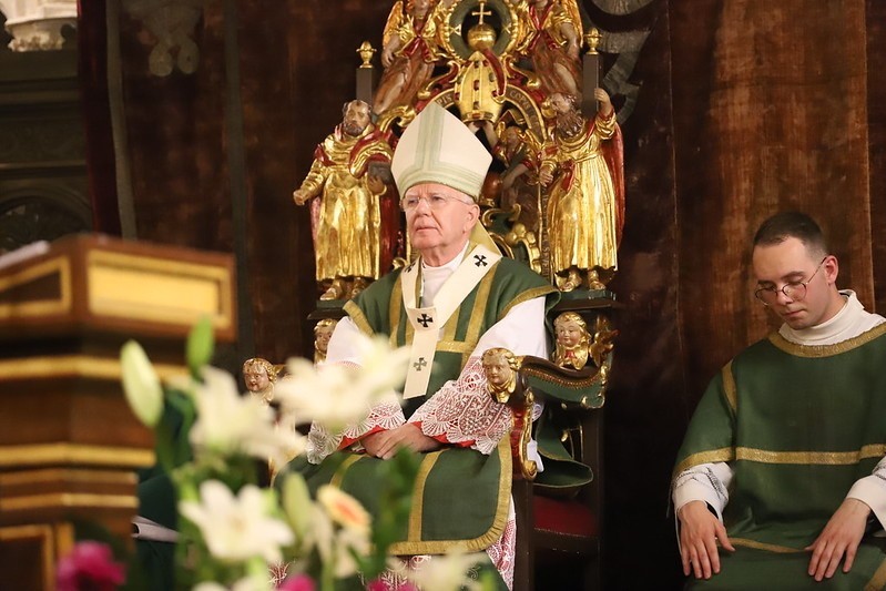 Kraków. Msza na Wawelu w intencji śp. Pary Prezydenckiej. Abp Marek Jędraszewski o Lechu Kaczyńskim: Królom był równy