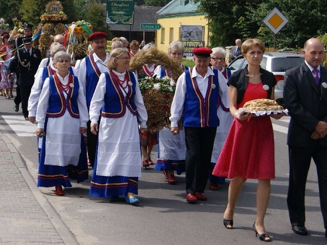 Korowód dożynkowy zmierza na plac szkolny na mszę świętą w intencji rolników.