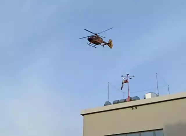 Śmigłowiec startuje z lądowiska przy szpitalu dziecięcym w Krakowie-Prokocimiu.
