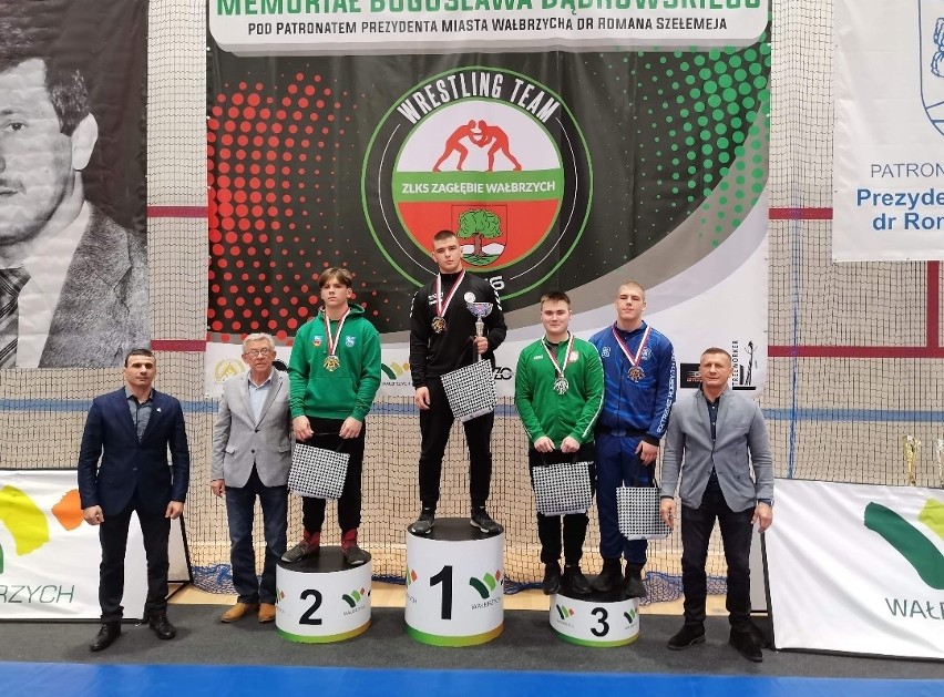 Sukcesy zapaśników Olimpijczyka w Pucharze Polski juniorów w Wałbrzychu. Zdobyli pięć medali. Zobaczcie zdjęcia