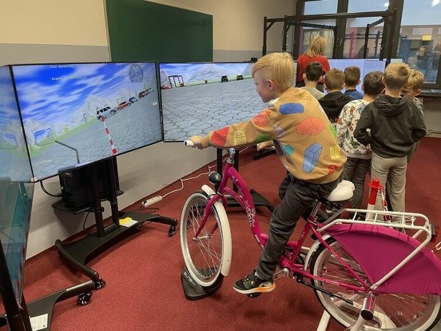 W dwóch starachowickich szkołach uczniowie mogą trenować na takich symulatorach jazdy rowerem
