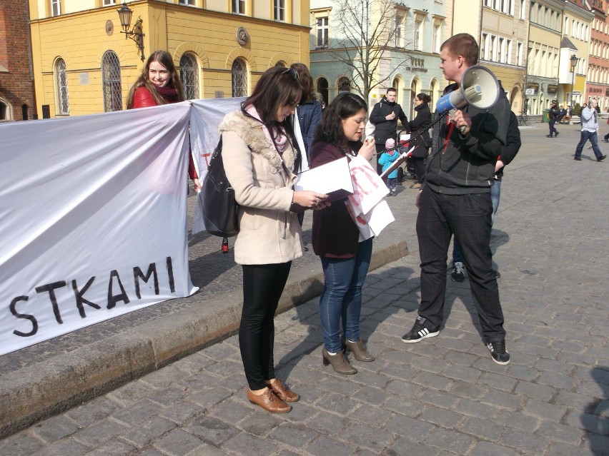 Wrocław: Manifestacja antyfeministyczna - Młodzież Wszechpolska pikietowała w Rynku (ZDJĘCIA)