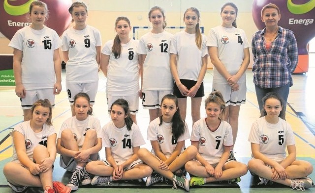 Dziewczęta ze Szkoły Podstawowej numer 1 z Kazimierzy Wielkiej, które rywalizowały w mistrzostwach województwa w koszykówce.