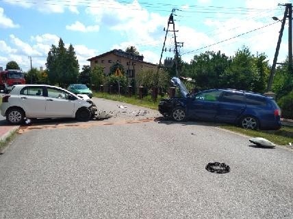 Czołowe zderzenie w Tarnawie. Droga była całkowicie zablokowana [ZDJĘCIA]