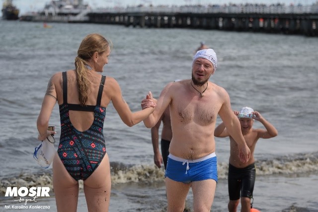 Pływacy podczas drugiej części wakacyjnych wyścigów dookoła sopockiego mola 6.08.2022
