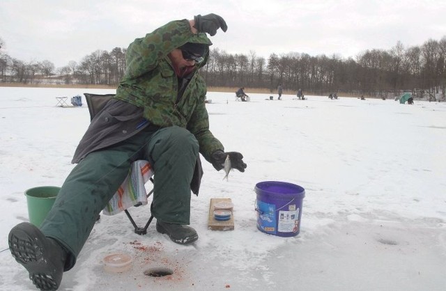 Tak wygląda łowienie ryb przez mistrza zimy Eugeniusza Sosnowskiego