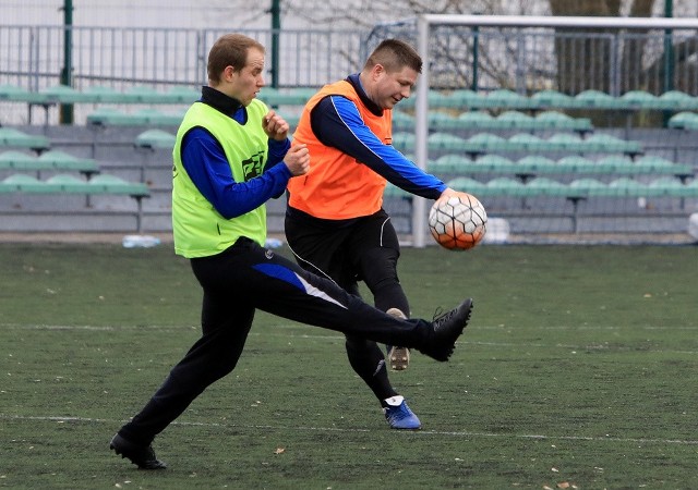 Tradycyjnie punktualnie w południe w Nowy Rok odbył się trening zawodników i przyjaciół Pomorzanina. Pierwszą bramkę w regionie strzelił Paweł Szymański.Pierwsza bramka w regionie padła dokładnie po 3 minutach gry. Na boisku zmierzyły się drużyny Pomarańczowych z Żółtymi. Ci pierwsi triumfowali ostatecznie 11:10. Drużyny zagrały w składach. Pomarańczowi: Skibiński Mateusz  (bramka, 24 min), Rychcik Bartosz, Wierzchowski Łukasz (bramka, 18 min), Wierzchowski Tomasz (4 bramki - 20, 49, 53, 65 min), Wiśniewski Mieczysław (1 bramka - 47 min), Biesiadowski Krzysztof (2 bramki - 8, 19 min), Wolski Jacek (2 bramki - 55, 57 min), Kwaśniewski Jarosław. Żółci: Nowicki Jan, Rychcik Łukasz (4 bramki -23, 25, 35,48 min), Szymański Paweł (4 bramki - 3, 13, 54, 60 min), Pilarski Mateusz, Stasiak Patryk (1 bramka - 28 min), Pietrowski Mateusz, Ziółkowski Przemysław (1 bramka - 57 min), Gryckiewicz Jarosław.Na noworocznym treningu nie zabrakło trenera Pomorzanina Dariusza Durdy, byli także Ryszard i Zbigniew Figurscy oraz prezes Jarosław Piórkowski.