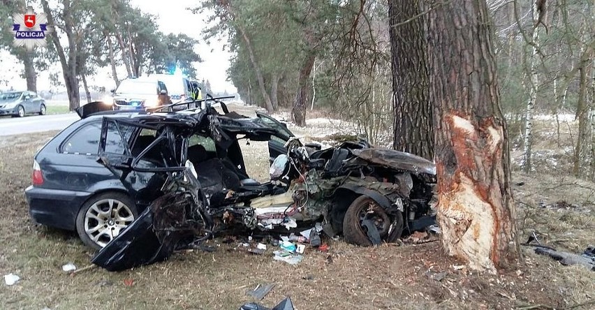 Tragedia na drodze w Świerszczowie. Kierowca BMW uderzył w drzewo, zginął jego pasażer