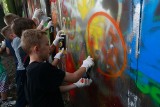 Dzieci zamalowywały swastyki w Bydgoszczy [zdjęcia]