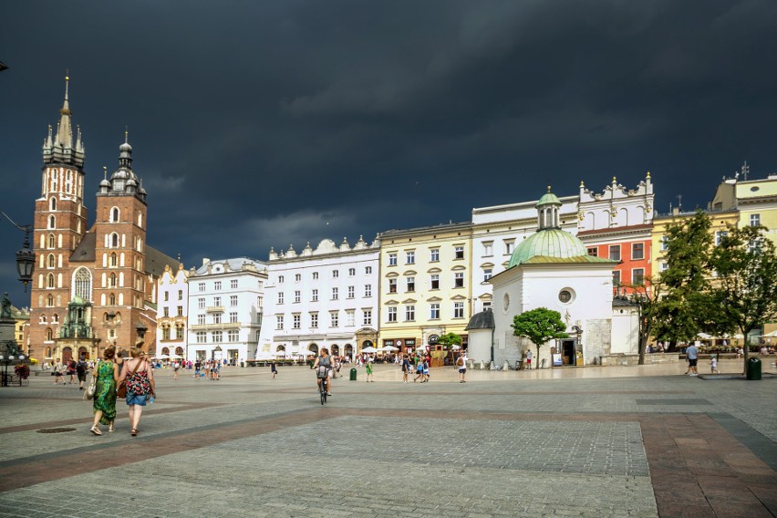 Kraków przed burzą, zobacz jak wyglądał w piątek Rynek przed nawałnicą [GALERIA]