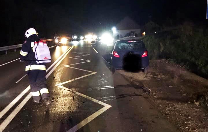 Wypadek na DK 75 w Maciejowej. Zderzenie opla z jeleniem. Auto rozbite, a zwierzę zabite