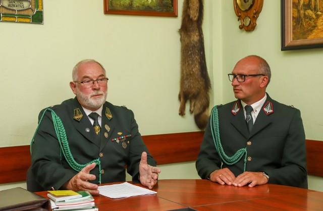 Program obchodów stulecia zjednoczenia polskiego łowiecka, planowanych w okręgu toruńskim, przedstawili łowczy okręgowy Piotr Pawlikowski (z prawej) oraz Michał Przepierski