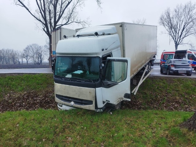 12.03.2024 r. Wypadek ciężarówki i samochodu osobowego na DK8. Ranna została kobieta jadąca osobowym peugeotem.