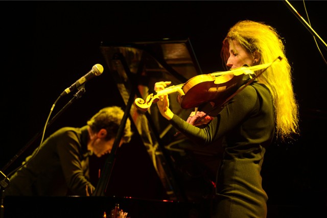 Szwajcarską skrzypaczkę Charlotte Hug można bez cienia przesady zaliczyć do grona gwiazd muzyki współczesnej. Jej wspólny program, wykonany z francuskim pianistą Fredericem Blondym, miał potężną, ale sterowaną bardzo precyzyjnie energię dźwięków