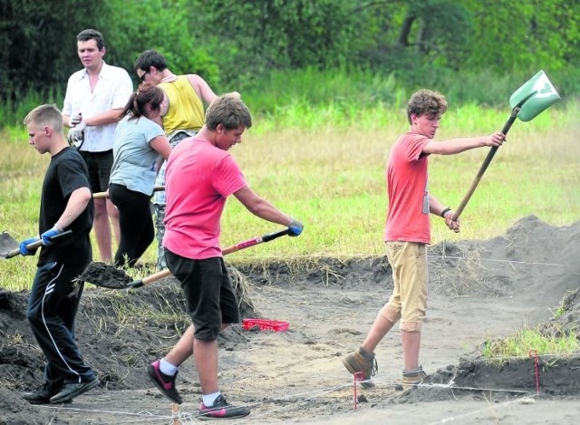 Archeolodzy będą przeszukiwać stanowisko w Dębiku do końca miesiąca.